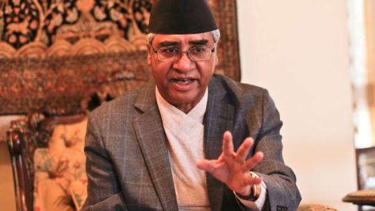 बाथरुममा लडेर देउवाको हात भाँचियो