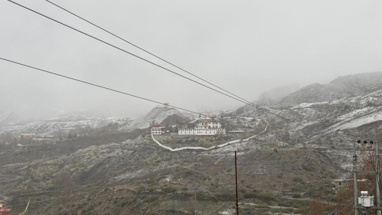 बर्खा लाग्यो, तर हिउँ पर्न छाडेन