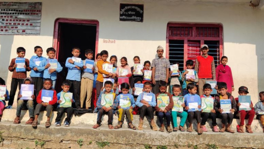 दार्चुलामा भर्ना भएकै दिन विद्यार्थीको हातहातमा पुस्तक
