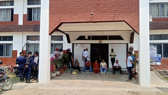 Tikapur Municipality office locked by the local businessmen