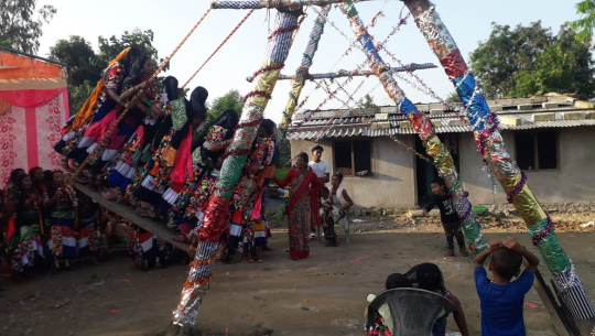 तीजको अवसरमा सामनको डोलामा रमाउँदै रानाथारु समुदायका महिला । तस्बिर: अविनाश चौधरी