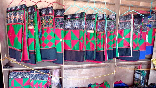 परम्परागत थारु पहिरन बिक्री गरेर जीविका चलाउदै चौधरी