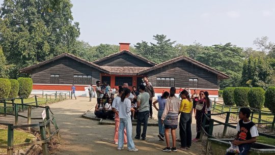 टीकापुर पार्कमा शनिवार मात्र १० हजार ६ सय पर्यटक भित्रिए