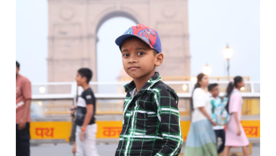 धनगढी–४ उत्तरबेहेडीका निथिन बोहराले गरे कपडा सहयोग