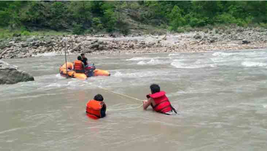 अछाममा कर्णाली नदीको गहिराइ नाप्ने टोली चढेको डुंगा दुर्घटना