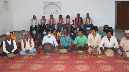 कञ्चपुरको भीमदत्त नगरपालिकाले युवालाई दमाहा बजाउने कला सिकाउँदै