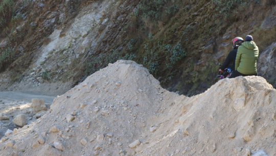 डडेलधुरामा सडक निर्माणमा माटो र कमसल गिट्टी प्रयोग