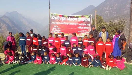 रुम्दी आविका विद्यार्थीलाई न्यानो कपडा वितरण