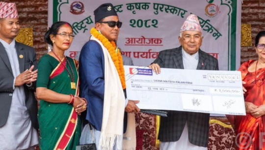 विदेशबाट फर्किपछि माछापालनः लाखौँ आम्दानी गर्दै लालझाडीका ‘चौधरी’
