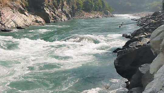 बझाङमा मोटरसाइकल अनियन्त्रित भई सेती नदीमा खस्यो 