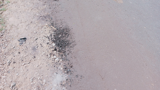 कैलालीको गौरीगंगामा उप्किएको कालोपत्रको नमुना परीक्षण हुने