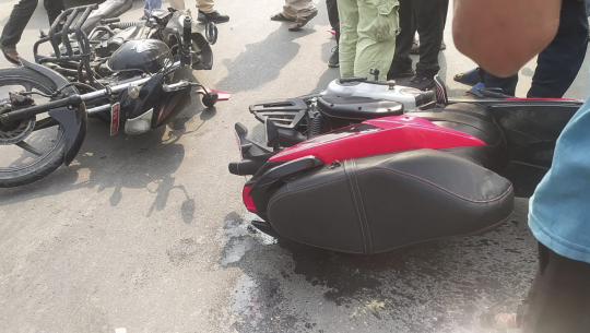 धनगढीमा मोटरसाइकललाई स्कुटरले ठक्कर दिँदा दुर्घटना