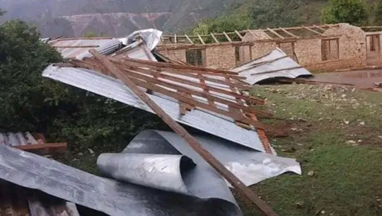 बैतडीमा हुरीबतासले विद्यालयको छाना उडायो