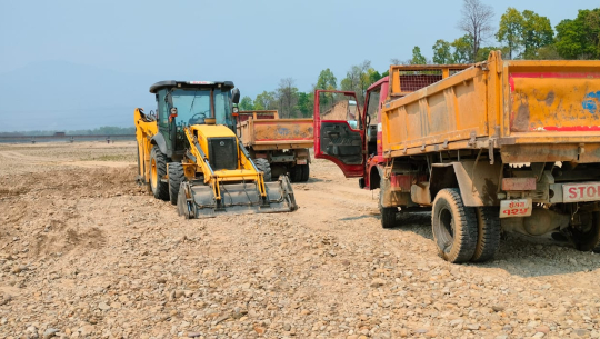 गौरीगंगा नगर क्षेत्रमा मापदण्ड विपरीत नदीजन्य पदार्थको उत्खनन् हुँदै