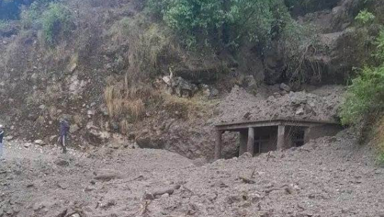 बझाङमा सडकका कारण गएको पहिरोले घर–खेत च्यापियो