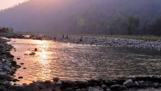 कैलाली र डोटीको सिमाना भएर बग्ने ठुलीगाडमा माछाको भुरा नै सखाप पारिँदै