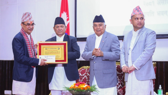 दिनेश एफएमका पूर्व सम्पादक भट्ट प्रेस काउन्सिलबाट पुरस्कृत