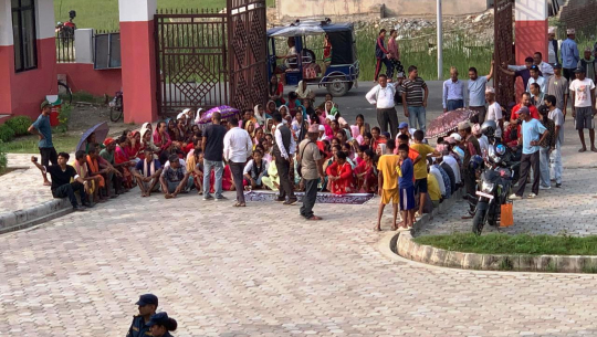 सडक कालोपत्रको माग गर्दै गोदावरी नगरपालिका घेराउ