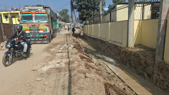 धनगढीमा मापदण्ड विपरीत सडकको नाली निर्माण