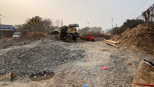 कञ्चनपुरस्तिथ महेन्द्र राजमार्गको बाढीले बगाएको पुल निर्माण हुँदै