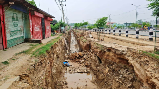 धनगढीको ६ लेनमा नाली निर्माणको गति सुस्त, व्यापारी मारमा