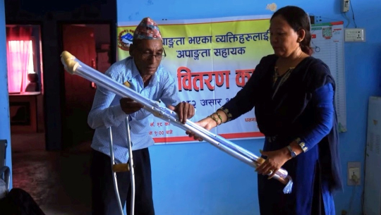 धनगढीमा खोजीखोजी अपाङ्गता सहायता सामग्री वितरण
