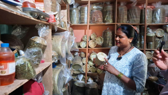 प्लास्टिक प्रयोगमा प्रतिबन्धले धनगढीका महिला दुनाटपरीबाट आम्दानी गर्दै