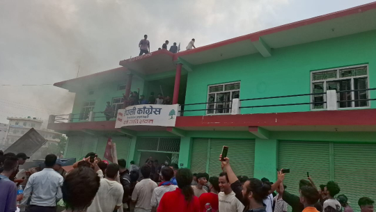 धनगढीमा एमाले र काङ्ग्रेसको कार्यालयमा आगजनी, माओवादी कार्यालय खोज्दै