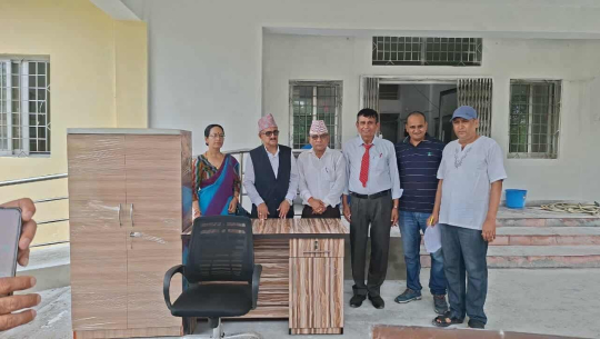धनगढीको हिलवर्ल्ड स्कुलद्धारा  कैलाली जिल्ला प्रशासन कार्यालयलाई आवश्यक सामग्रीहरु सहयोग