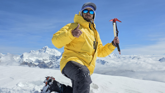 बैतडीका हिमाल भट्टराईले चुमे 'मेरा शिखर'