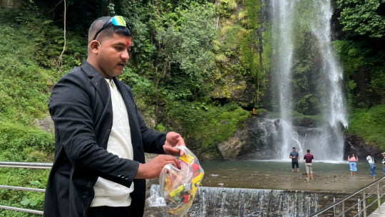 डोटीको बुडर झर्नामा सरसफाइ