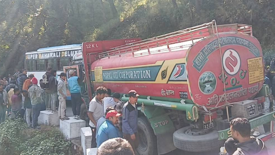 धनगढीबाट बझाङ जाँदै गरेको बस र पेट्रोल ट्याङ्कर आपसमा ठोक्किए