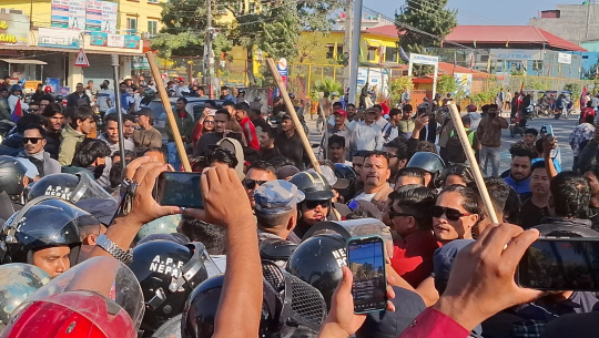 धनगढीमा सयौं प्रहरीकै अगाडि युवा संघबाट दर्जन बढी जेन्जी कुटिए