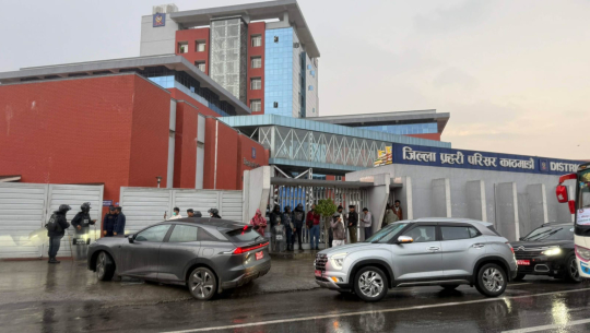 ओली र लेखकलाई जिल्ला प्रहरी परिसर काठमाण्डौँ लगियो  