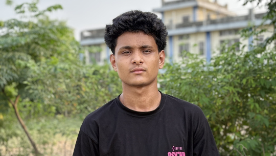 धनगढी १९ फुलबारीका आयुष सिंहले गरे कपडा सहयोग