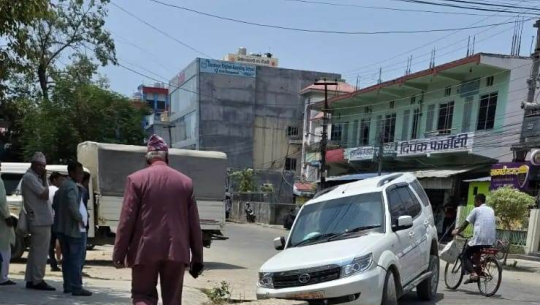 पूर्वमुख्यमन्त्री राजेन्द्र रावल सवार सरकारी गाडी धनगढीमा नालामा खस्यो