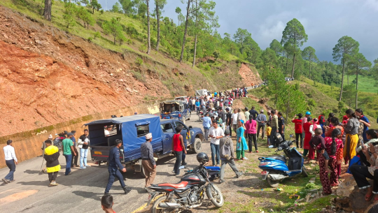 तस्विरः पत्रकार कृष्ण विष्ट