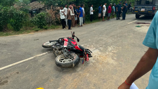 बेलौरीमा स्कूल बसको ठक्करबाट मोटरसाइकल चालक गम्भीर घाइते