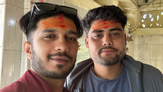 तारानगरका सौरभ भट्ट र  चौराहाका ससांक जोशीले गरे कपडा बैंकलाई  सहयोग