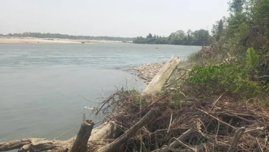 कर्णाली नदीको कटानले टीकापुरका चार वडा जोखिममा, गुणस्तरहीन तटबन्धप्रति स्थानीयको असन्तुष्टि
