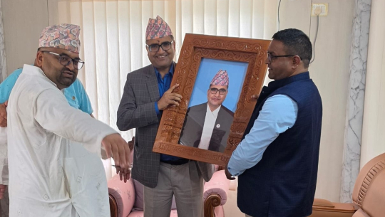 मुख्यमन्त्रीलाई ‘खोलादेली’को हस्तनिर्मित नमुना फोटो फ्रेम हस्तान्तरण 