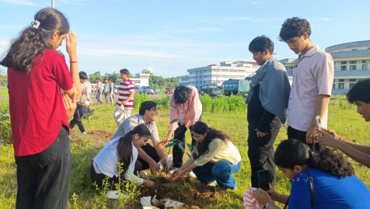 स्वास्थ्य विज्ञान विश्वविद्यालय परिसरमा बृहत् वृक्षारोपण