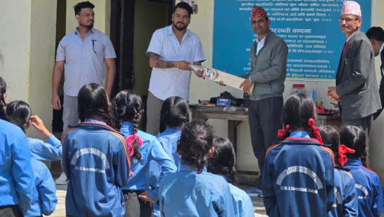 बैतडीका दुई विद्यालयलाई ३५ हजार बराबरको खेलकुद सामग्री वितरण 