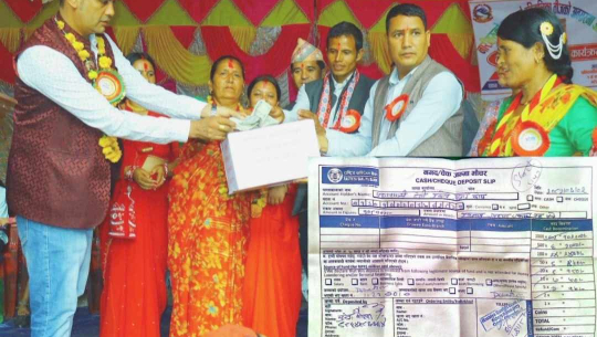 तीजको उत्सवसँगै मानवीय सेवा, बाढीपीडितका लागि १ लाख ८ हजार सहयोग