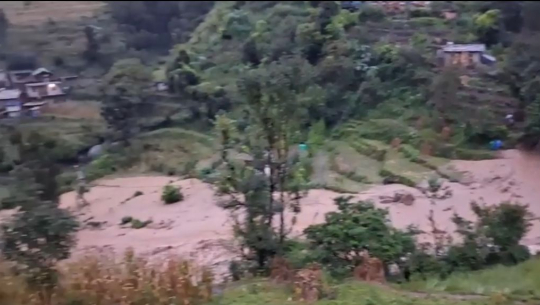 पहिरोले सुर्नयामा दोहोरो जोखिम, नदी थुनिँदा बस्तीमा पस्ने खतरा