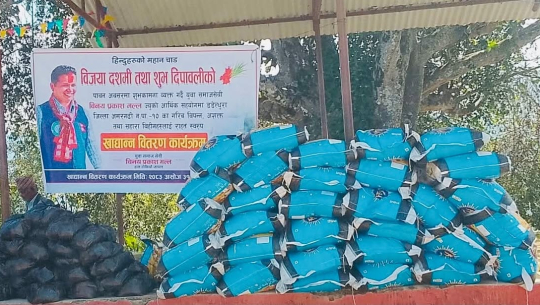 अमरगढी–१० का ३५ विपन्न परिवारलाई मल्लले गरे खाद्यान्न सहयोग