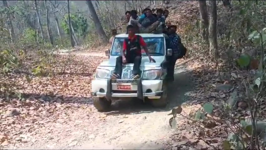 कैलालीको चौमाला–खैराला चल्ने पाँच गाडिका सञ्चालकलाई जरिबाना