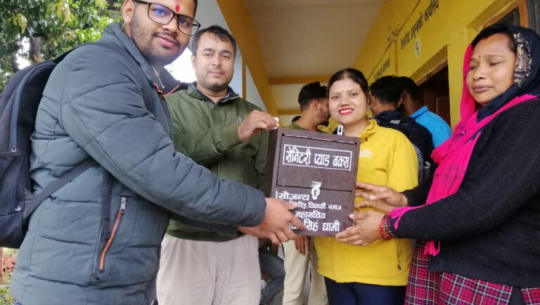 एक युवाले आफ्नो जन्मदिनमा गरे सेनेटरी प्याड हस्तान्तन्तरण