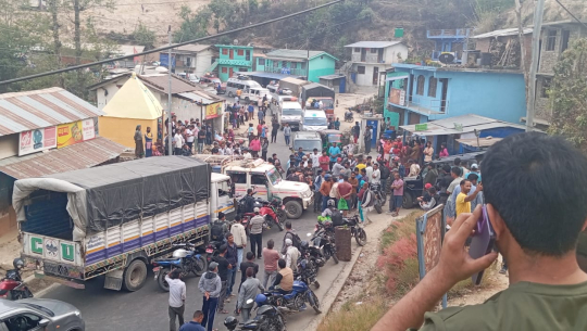 बस चालकलाई कारबाहीको माग गर्दै डोटीको गैरा बजारमा चक्काजाम