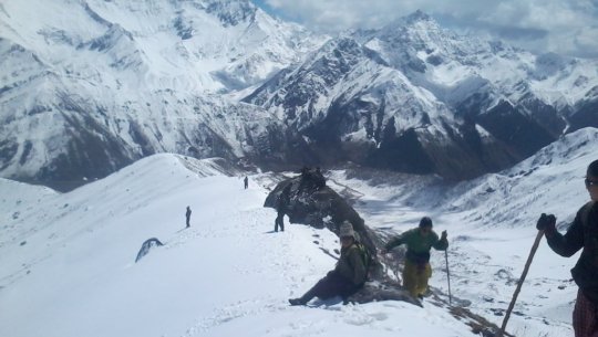 बझाङमा यार्सा संकलन गर्न लेक जानेको लर्को 